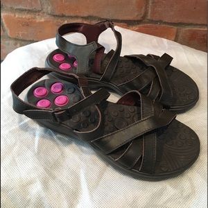 Sketchers on the go connect leather/foam sandals